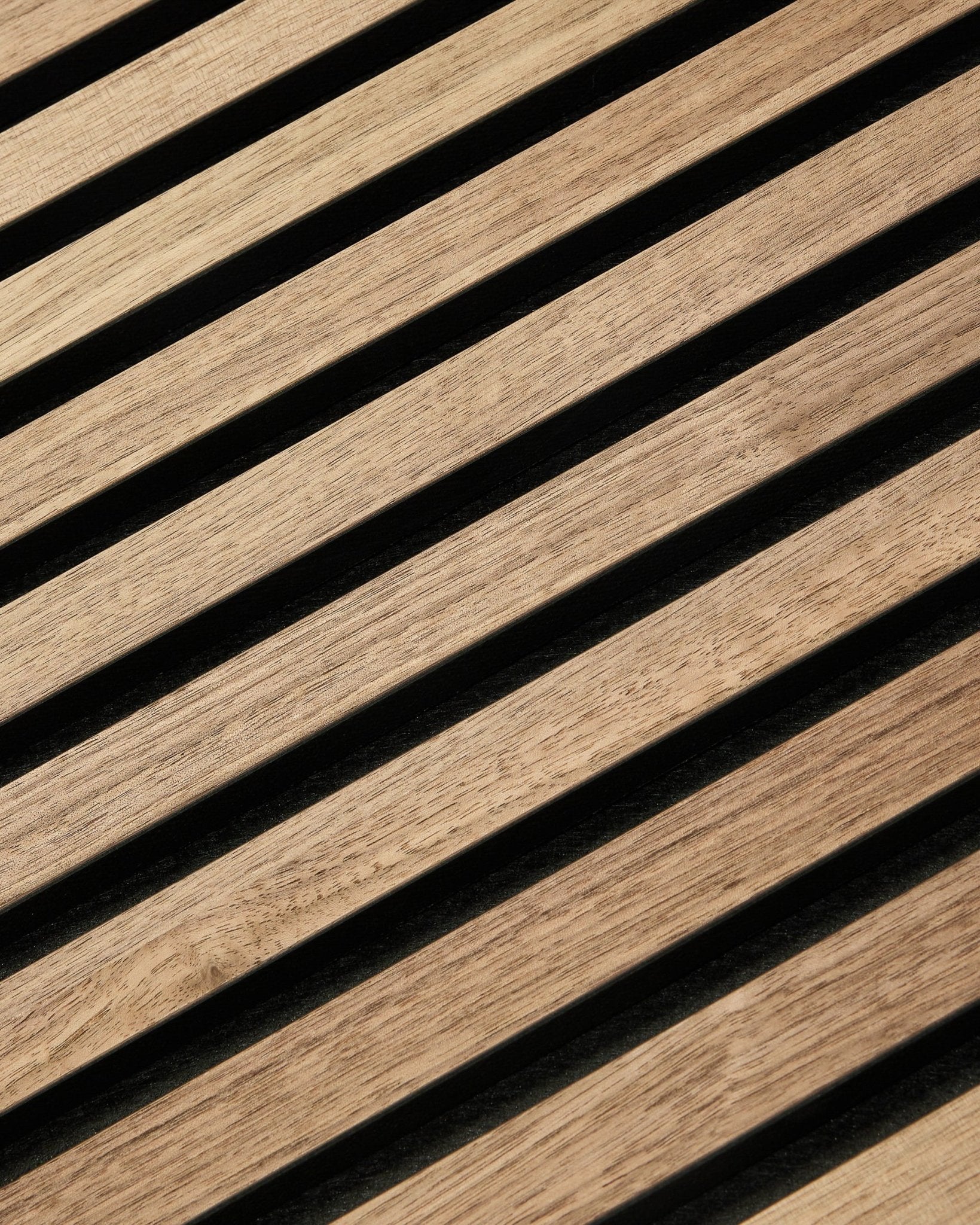 Nærbilde av WoodUpp Akupixel valnøtt Akustikkpanel (60x60 cm) med diagonale trespiler, minimalistisk skandinavisk design og en varm valnøttfinish.